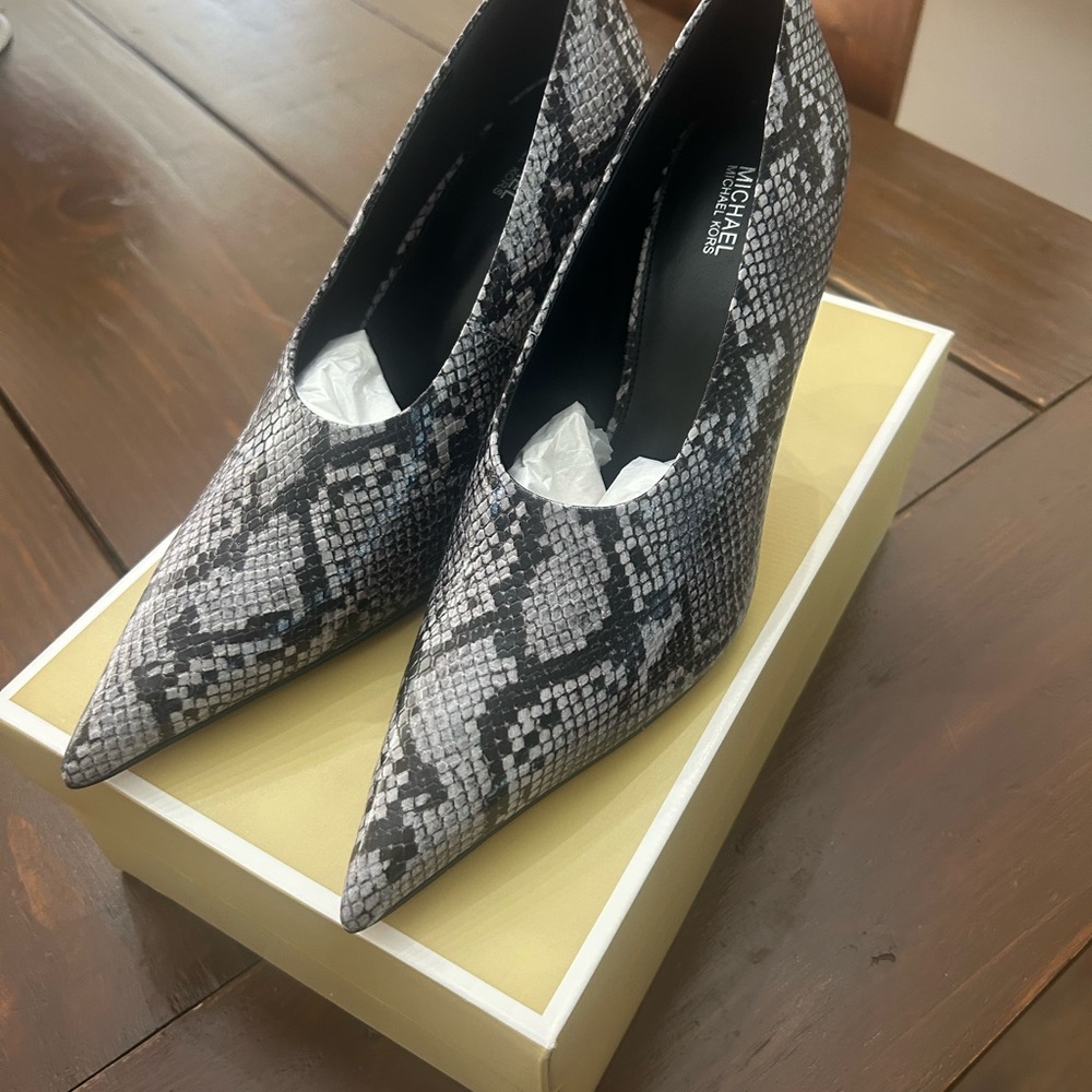 Bottega Inspired 

Michael Michael Kors Black Snake Print Women's Shoes
